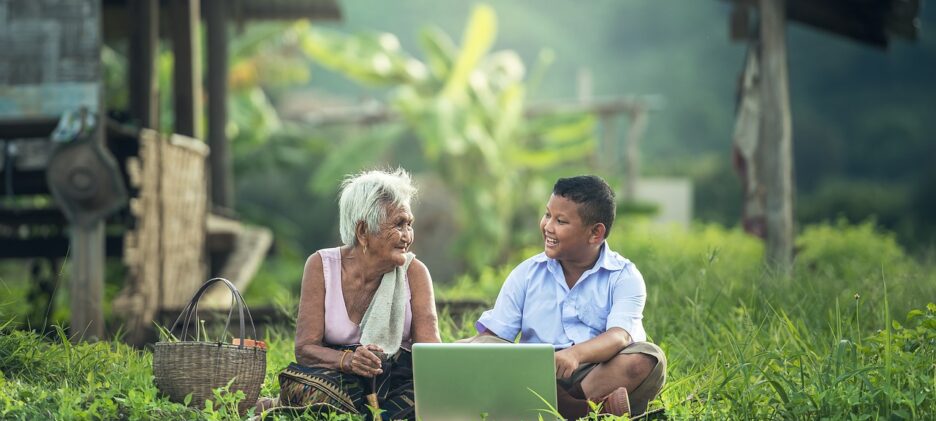grandmother, kids, laptop-1822560.jpg